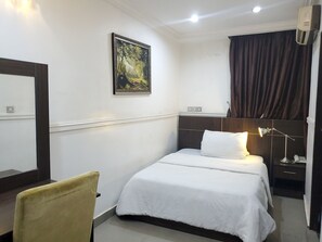 Bureau, espace de travail pour ordinateur portable, Wi-Fi gratuit