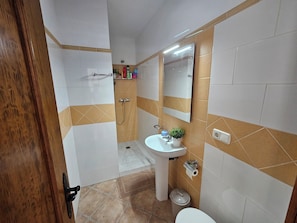 Douche, sèche-cheveux, serviettes fournies, savon
