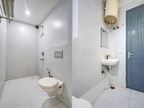 ベーシック ダブルルーム | バスルーム | シャワー付き浴槽、バスアメニティ (無料)、タオル、石鹸