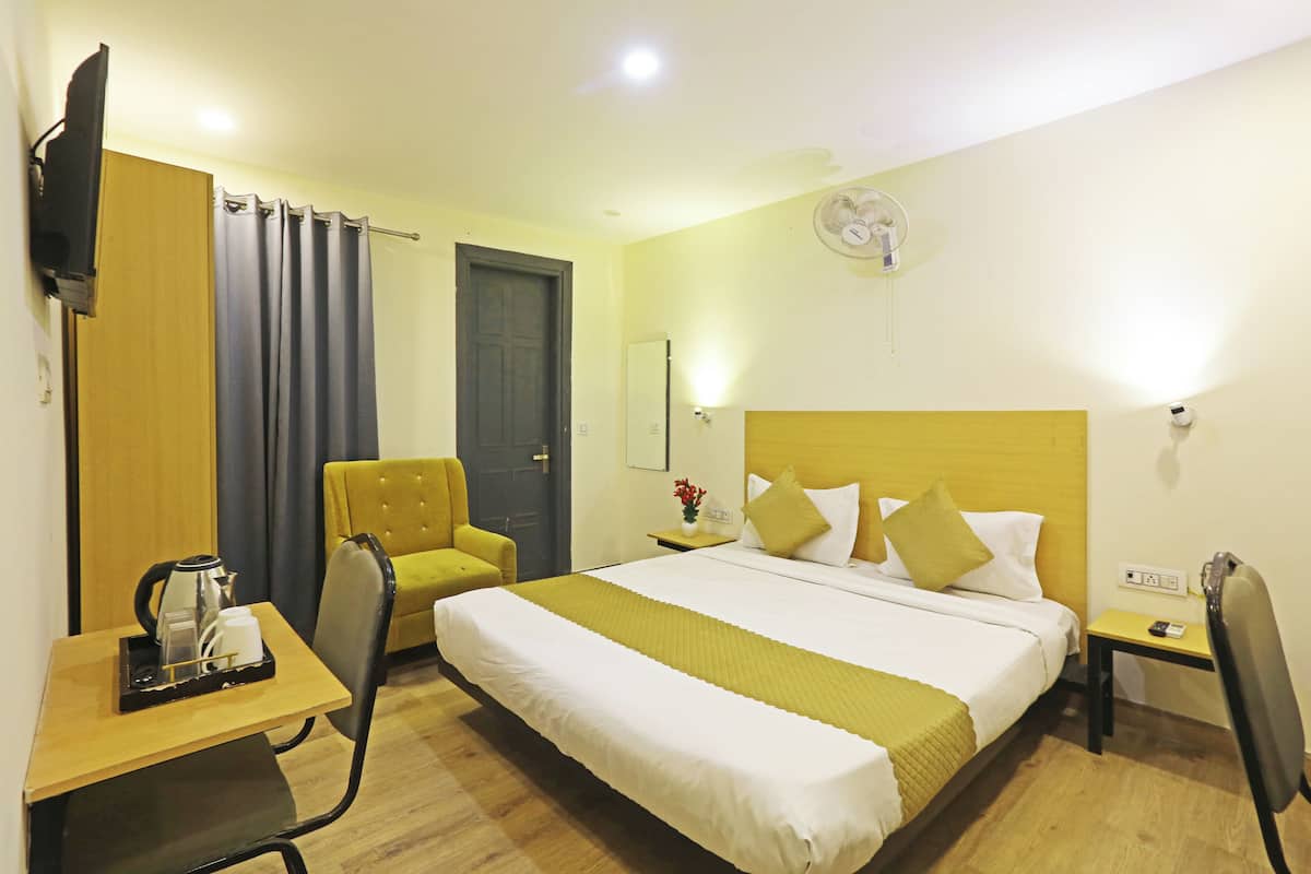 Hypo-allergenic bedding, free WiFi, bed sheets