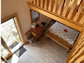 3 slaapkamers, een strijkplank/strijkijzer, reisbedje, beddengoed