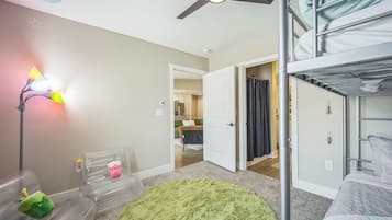 3 habitaciones, escritorio y tabla de planchar con plancha