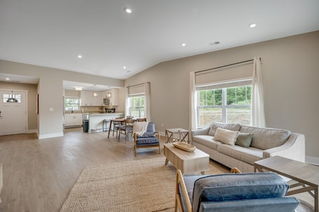 TV, offices. Serene 2-Bedroom Condo in Traverse City