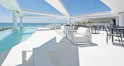 Global Vacacional: New flat with private pool and terrace with sea views.