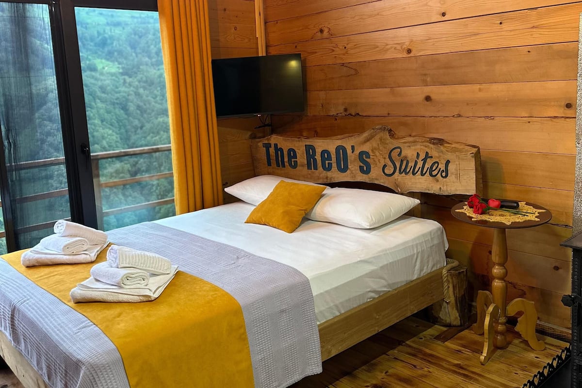 Deluxe Room, Non Smoking, Mountain View | Free WiFi