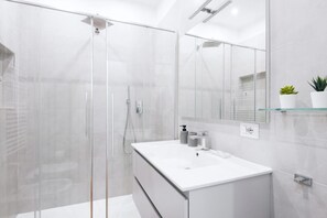 Een douche, een haardroger, een bidet, handdoeken