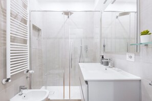 Douche, séchoir à cheveux, bidet, serviettes fournies