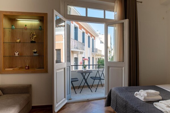 2 bedrooms, blackout curtains, iron/ironing board, free WiFi - 1900's Athens Residence (Athens)