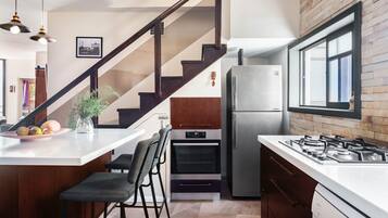 Een koelkast, een microgolfoven, een kookplaat, een vaatwasser