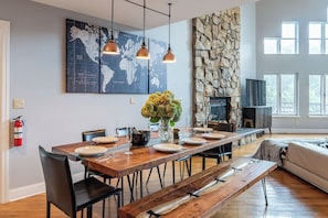 Dining - Mountain Vista Escape (Acra)