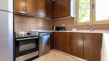 Geladeira grande, micro-ondas, fogão, cooktop