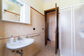 Basic-Apartment | Badezimmer | Haartrockner, Handtücher