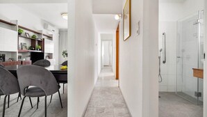 Shower, hair dryer, towels, shampoo - Ben Yehuda Elegant City Retreat by Sea N' Rent (Tel Aviv)