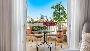 Outdoor dining - Ben Yehuda Elegant City Retreat by Sea N' Rent (Tel Aviv)