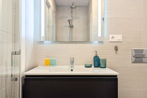 Shower, hair dryer, towels