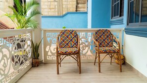 Terrace/patio - Two-Bedroom Deluxe Apartment in delightful Accra with amazing views & free Wifi. (Accra)