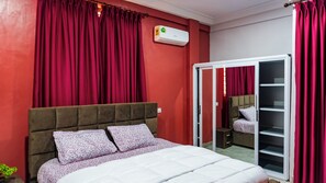 2 bedrooms, desk, iron/ironing board, free WiFi - Two-Bedroom Deluxe Apartment in delightful Accra with amazing views & free Wifi. (Accra)