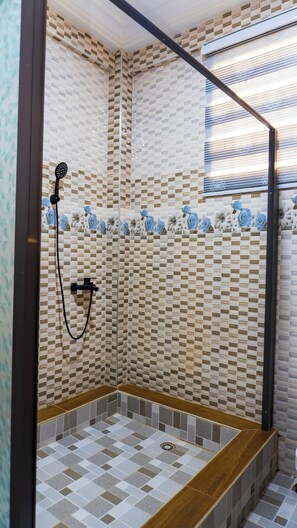 Douche, serviettes fournies, savon, shampoing