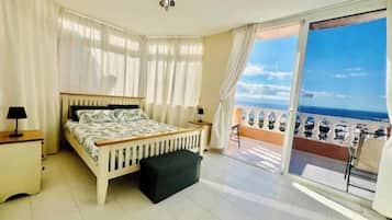 2 slaapkamers, een strijkplank/strijkijzer, reisbedje, wifi