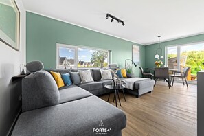 TV, fireplace, books - Strandhaus 37 - Infrared Sauna, Fireplace, Bathtub, Terrace, Garden (Olpenitz)