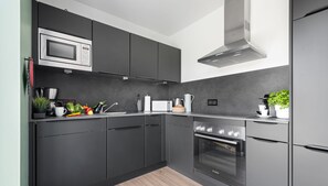 Kühlschrank, Mikrowelle, Ofen, Herdplatte