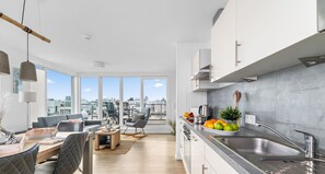 Fridge, microwave, oven, stovetop - Am Pier - floating holiday home, rooftop terrace with 360° views, Finnish sauna (Olpenitz)