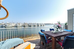 Outdoor dining - Art House - First Row on the Water, 360° Rooftop Terrace, Whirlpool, Beach Chair (Olpenitz)