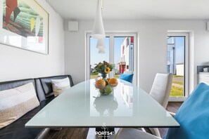 Dining - Art House - First Row on the Water, 360° Rooftop Terrace, Whirlpool, Beach Chair (Olpenitz)