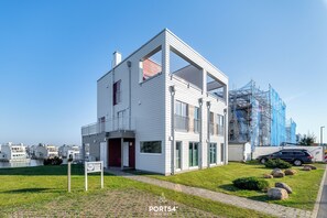 Exterior - Art House - First Row on the Water, 360° Rooftop Terrace, Whirlpool, Beach Chair (Olpenitz)