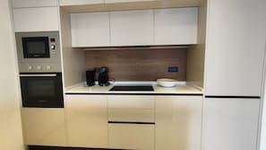 Refrigerador, microondas, horno y lavavajillas