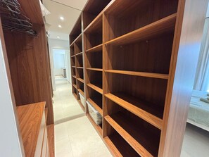 A hallway with wooden shelving units and a bench. - Mediterranean Gardens 4: Ground floor with garden (Torrevieja)