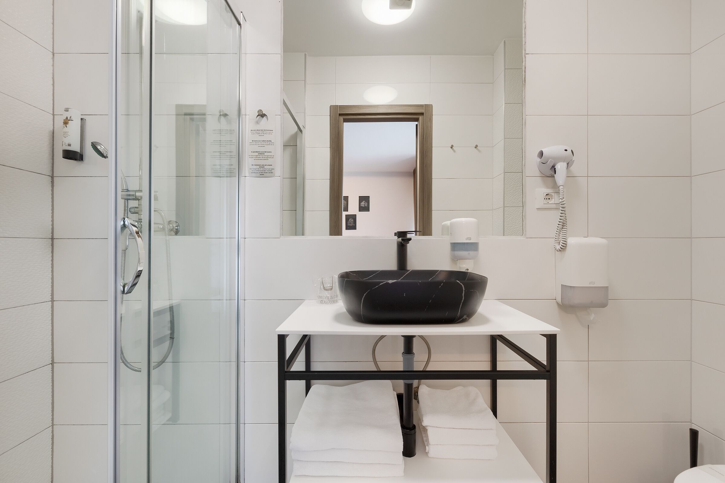 Dusj, hårføner, håndklær og såpe