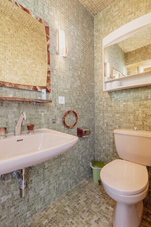 Een haardroger, handdoeken