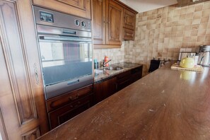 Frigorifero, forno, piano cottura, lavastoviglie