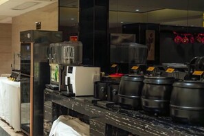 Un espai de cafè amb diverses màquines i servidors de cafè.
