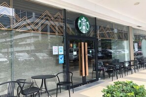 Een Starbucks winkel met terras en een goed zicht op de ingang.