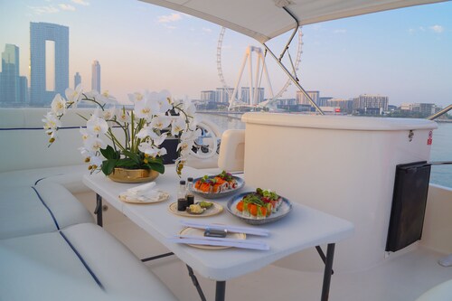 Luxurious 2-bedroom on a 50FT Yacht with WiFi, AC in welcoming Dubai