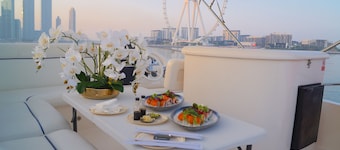 Luxurious 2-bedroom on a 50FT Yacht with WiFi, AC in welcoming Dubai