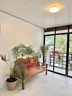 Deluxe Double Room | Living area