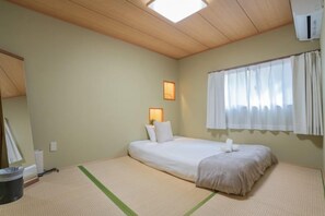 Room - Villa, 3bd/2ba, 4 min walk to station, 2 min tram to Namba/Shinsaibashi, direct airport , max 8ppl (Osaka)