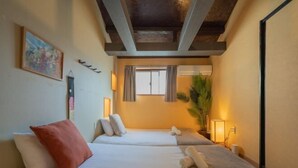Room - Villa, 3bd/2ba, 4 min walk to station, 2 min tram to Namba/Shinsaibashi, direct airport , max 8ppl (Osaka)