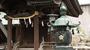 A traditional Japanese building with wooden architecture, a lantern, and a staircase leading to a covered entrance. - Villa, 3bd/2ba, 4 min walk to station, 2 min tram to Namba/Shinsaibashi, direct airport , max 8ppl (Osaka)