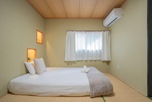 Room - Villa, 3bd/2ba, 4 min walk to station, 2 min tram to Namba/Shinsaibashi, direct airport , max 8ppl (Osaka)