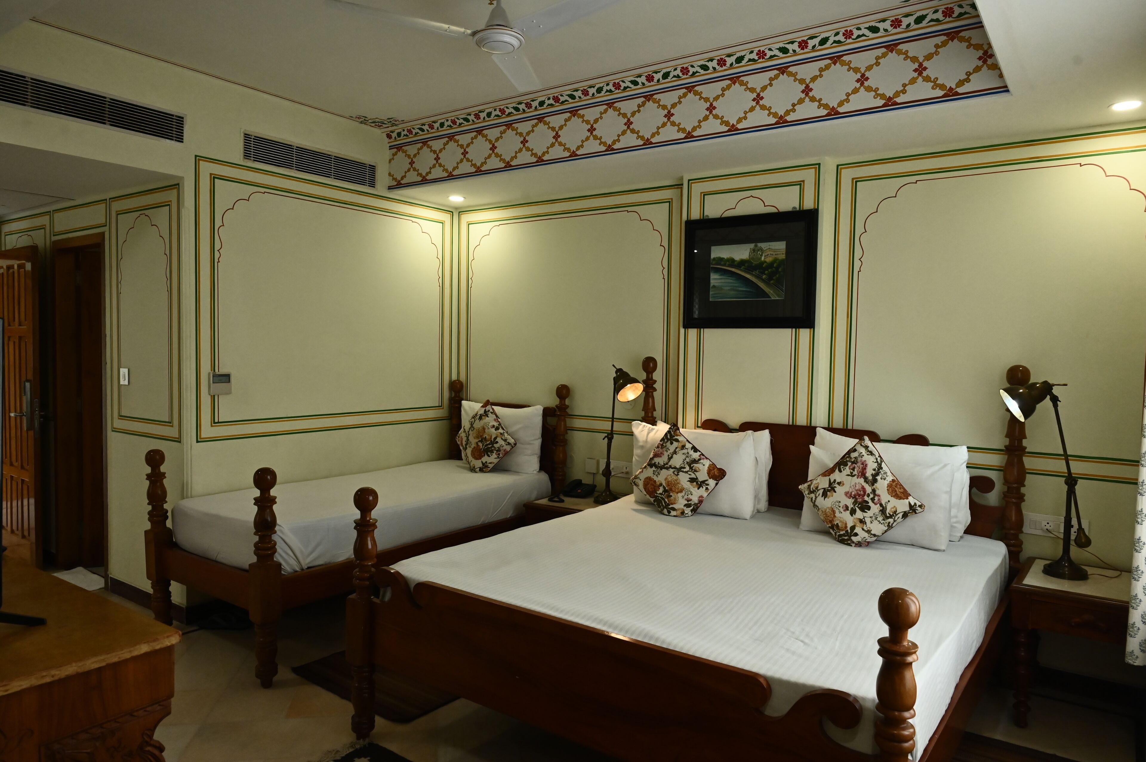 Suite familiar, vista al jardín | Escritorio, insonorización y wifi gratis 