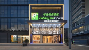 Edificio de Holiday Inn Express con señalización iluminada y fachada moderna.