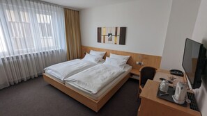 Quarto casal | Área de estar | TV de tela plana 32 polegadas com canais via satélite