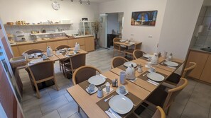 Daily continental breakfast for a fee - Hotel Gästehaus Ziegler (Stuttgart)