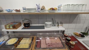 Tägliches kontinentales Frühstück gegen Gebühr