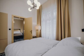 Standaard vierpersoonskamer, niet-roken | Select Comfort-bedden, een kluis op de kamer, een laptopwerkplek