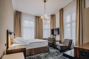高级双人房, 河景 | Select Comfort 床、客房内保险箱、笔记本电脑工作区、遮光窗帘